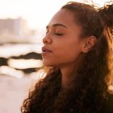 Achtsamkeit ist zu einem echten Trend geworden. Aber abseits des Hypes um Meditation und Co. steckt hinter dem Konzept ein echter Gamechanger, wenn es uns gelingt, die Grundregel der Achtsamkeit in unser Leben zu integrieren: Das Leben im Hier und Jetzt. Den Fokus auf heute zu richten, ist allerdings die Königsdisziplin, denn viel zu oft sind wir mit unseren Gedanken im Gestern oder Morgen. Umso wichtiger, uns immer mal wieder bewusst auf das zu konzentrieren, was gerade passiert. 