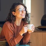 Eigentlich liegt es ja auf der Hand: Wer sich zu viel sorgt, der ist weniger glücklich. In Krisenzeiten ist es allerdings einfacher gesagt als getan, sich weniger Sorgen zu machen. Und ein Stück weit gehören Sorgen natürlich auch zum Leben. Deshalb gilt es, einen gesunden Umgang mit den eigenen Sorgen und Ängsten zu finden, statt sich von ihnen übermannen zu lassen. 