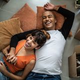 Jeder Mensch, der sein Leben mit unserem teilt, ist ein echter Gewinn. Leider vergessen wir manchmal, diesen Schatz auch wertzuschätzen. Genau das ist aber elementar, um enge Beziehungen zu Partnern, Familienmitgliedern und guten Freunden zu vertiefen. Und jede Investition in eine solche Verbindung ist auch gleichzeitig eine in unsere eigenes Wohlbefinden. Denn am Ende sind es die Menschen in unserem engsten Kreis, die unser Leben am meisten bereichern.