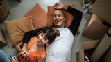 Jeder Mensch, der sein Leben mit unserem teilt, ist ein echter Gewinn. Leider vergessen wir manchmal, diesen Schatz auch wertzuschätzen. Genau das ist aber elementar, um enge Beziehungen zu Partnern, Familienmitgliedern und guten Freunden zu vertiefen. Und jede Investition in eine solche Verbindung ist auch gleichzeitig eine in unsere eigenes Wohlbefinden. Denn am Ende sind es die Menschen in unserem engsten Kreis, die unser Leben am meisten bereichern.