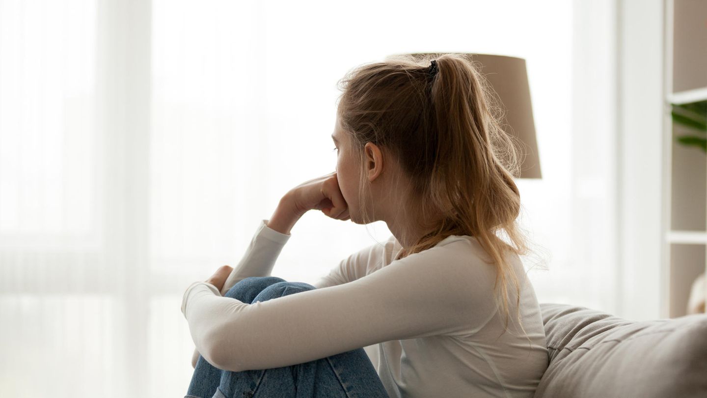 Grundsatz 12: Probleme kann man lösen Wie sagt man so schön: Das Leben ist kein Ponyhof. Jeder von uns steht hin und wieder mal vor kleinen oder großen Herausforderungen und Problemen. Entscheidend ist unser Umgang damit. Statt jedes Mal in die Opferrolle zu fallen und ohnmächtig zu hoffen, dass sich die Lage von selbst klärt, sollten wir die Sache lieber selbst in die Hand nehmen und nach Lösungen für unsere Probleme suchen. Meistens sind die recht schnell zu finden. Und ganz nebenbei stärken wir damit auch noch unser Selbstwirksamkeitsgefühl – ein wesentlicher Faktor für mehr Zufriedenheit.