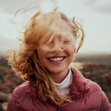 Optimismus ist eine Eigenschaft, die vieles im Leben erträglicher macht. Wenn wir selbst in Krisenzeiten zuversichtlich sind, dass das Leben auch wieder etwas Gutes für uns bereithält, dann kommen wir in der Regel besser durch die schwere Zeit. Hier spielt allerdings die Balance eine wichtige Rolle: Optimismus ist gut, toxische Positivität hingegen nicht. Es sollte also weiterhin erlaubt sein, auch mal alles einfach so richtig blöd zu finden. 