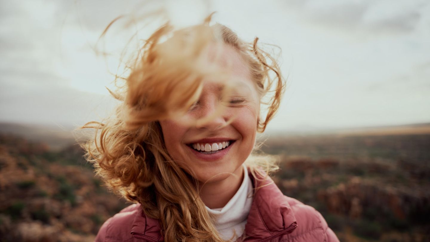 Grundsatz 7: Wer die Welt positiv sieht, sieht mehr Optimismus ist eine Eigenschaft, die vieles im Leben erträglicher macht. Wenn wir selbst in Krisenzeiten zuversichtlich sind, dass das Leben auch wieder etwas Gutes für uns bereithält, dann kommen wir in der Regel besser durch die schwere Zeit. Hier spielt allerdings die Balance eine wichtige Rolle: Optimismus ist gut, toxische Positivität hingegen nicht. Es sollte also weiterhin erlaubt sein, auch mal alles einfach so richtig blöd zu finden.