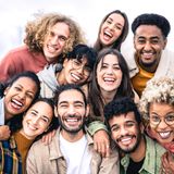 Der Mensch ist ein soziales Wesen, das ist kein Geheimnis. Trotzdem unterschätzen viele Menschen, wie sehr sich Gesellschaft auf unser Wohlbefinden auswirken kann. Wer regelmäßig Zeit mit Menschen verbringt, der lebt nachweislich zufriedener – und gesünder. 