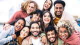 Der Mensch ist ein soziales Wesen, das ist kein Geheimnis. Trotzdem unterschätzen viele Menschen, wie sehr sich Gesellschaft auf unser Wohlbefinden auswirken kann. Wer regelmäßig Zeit mit Menschen verbringt, der lebt nachweislich zufriedener – und gesünder. 