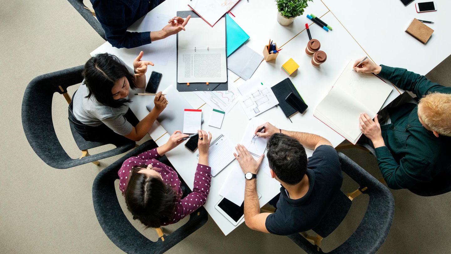 Grundsatz 4: Glück bedarf einer gewissen Planung Ein gutes Zeitmanagement ist nicht nur bei der Arbeit hilfreich, sondern auch förderlich für die Zufriedenheit. Laut Ergebnissen aus der Glücksforschung setzen sich Menschen, die sich selbst als besonders glücklich beschreiben, langfristige Ziele und verfolgen diese auch. Und: Wer weiß, in welche Richtung er geht, der geht seinen Weg selbstbewusster.