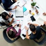 Ein gutes Zeitmanagement ist nicht nur bei der Arbeit hilfreich, sondern auch förderlich für die Zufriedenheit. Laut Ergebnissen aus der Glücksforschung setzen sich Menschen, die sich selbst als besonders glücklich beschreiben, langfristige Ziele und verfolgen diese auch. Und: Wer weiß, in welche Richtung er geht, der geht seinen Weg selbstbewusster. 