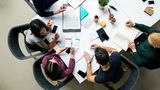 Ein gutes Zeitmanagement ist nicht nur bei der Arbeit hilfreich, sondern auch förderlich für die Zufriedenheit. Laut Ergebnissen aus der Glücksforschung setzen sich Menschen, die sich selbst als besonders glücklich beschreiben, langfristige Ziele und verfolgen diese auch. Und: Wer weiß, in welche Richtung er geht, der geht seinen Weg selbstbewusster. 