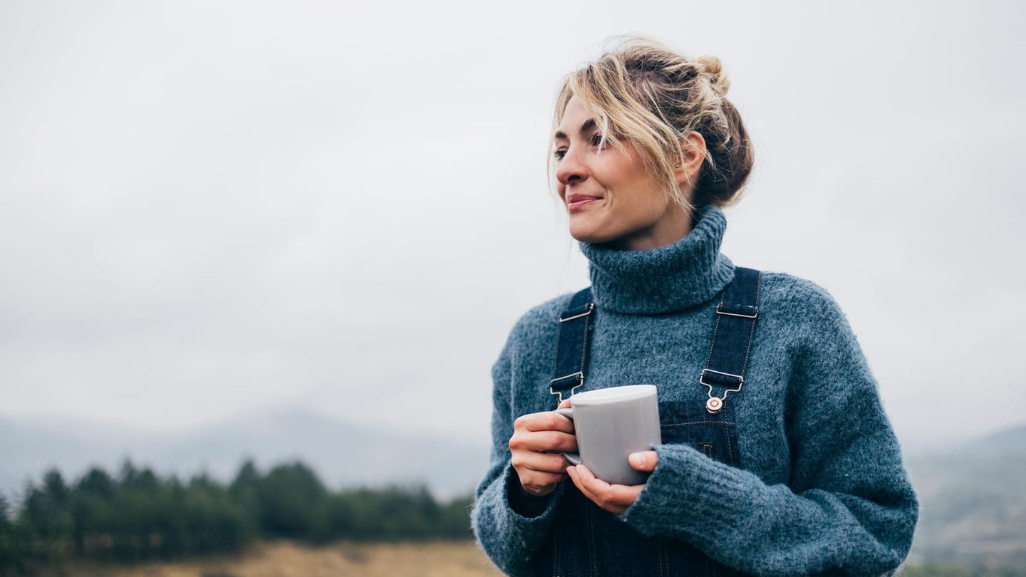 Grundsatz 6: Wer nichts erwartet, wird nicht enttäuscht Was wollen Sie vom Leben? Immer ein dickes Bankkonto, Traumurlaube und perfekt laufende Beziehungen? Dann ist die Wahrscheinlichkeit relativ hoch, dass Sie früher oder später eine Enttäuschung erleben werden. Wenn wir stattdessen lernen, unsere Erwartungen an die realistischen Möglichkeiten anzupassen und uns auf die kleinen Besonderheiten des Lebens zu fokussieren, dann leben wir auch zufriedener.