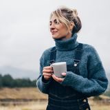 Was wollen Sie vom Leben? Immer ein dickes Bankkonto, Traumurlaube und perfekt laufende Beziehungen? Dann ist die Wahrscheinlichkeit relativ hoch, dass Sie früher oder später eine Enttäuschung erleben werden. Wenn wir stattdessen lernen, unsere Erwartungen an die realistischen Möglichkeiten anzupassen und uns auf die kleinen Besonderheiten des Lebens zu fokussieren, dann leben wir auch zufriedener. 