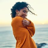 Um überhaupt glücklich sein zu können, brauchen wir eine stabile mentale Basis. Psychische Gesundheit ist dafür elementar, genauso wie körperliches Wohlbefinden. Dafür lohnt es sich, sich selbst regelmäßig zu hinterfragen, auf den eigenen Körper zu hören und ein gesundes Selbstbild zu etablieren. 