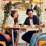 Soziale Kontakte machen glücklich, das hatten wir bereits. Dabei geht es aber eben nicht nur um die Menschen, die wir bereits in unser Herz geschlossen haben. Auch neue Bekanntschaften können unser Leben nachhaltig bereichern – selbst dann, wenn es "nur" ein neuer Kollege ist, mit dem man ab und zu anregende Gespräche führt. Es wird sich in ein Plus auf dem eigenen Glückskonto verwandeln, wenn wir offen für neue Kontakte sind. 