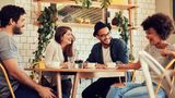 Soziale Kontakte machen glücklich, das hatten wir bereits. Dabei geht es aber eben nicht nur um die Menschen, die wir bereits in unser Herz geschlossen haben. Auch neue Bekanntschaften können unser Leben nachhaltig bereichern – selbst dann, wenn es "nur" ein neuer Kollege ist, mit dem man ab und zu anregende Gespräche führt. Es wird sich in ein Plus auf dem eigenen Glückskonto verwandeln, wenn wir offen für neue Kontakte sind. 
