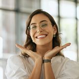 Die Glücksforschung ist sich einig: Glückliche Menschen legen auch mehr Wert darauf, überhaupt glücklich zu sein. Viele Menschen hingegen finden sich einfach damit ab, dass sie mit ihrem eigenen Leben eben nicht ganz so zufrieden sind. Wer aber bereit ist, etwas zu investieren, um mehr Zufriedenheit zu erreichen, dem gelingt das in der Regel auch – irgendwann. Denn natürlich ist Glück nichts, das man kaufen kann – und auch kein Dauerzustand, bei niemandem. 