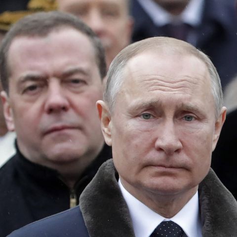 Wladimir Putin und Dmitri Medwedew zeichnen für Russland eine düstere Zukunft 