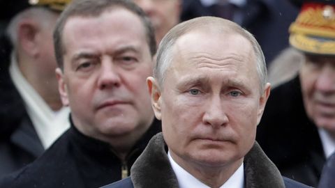 Wladimir Putin und Dmitri Medwedew zeichnen für Russland eine düstere Zukunft 