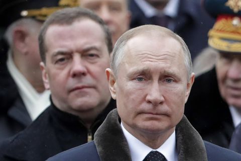 Wladimir Putin und Dmitri Medwedew zeichnen für Russland eine düstere Zukunft 