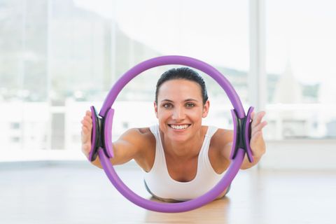 Eine Frau trainiert mit einem Pilates Ring