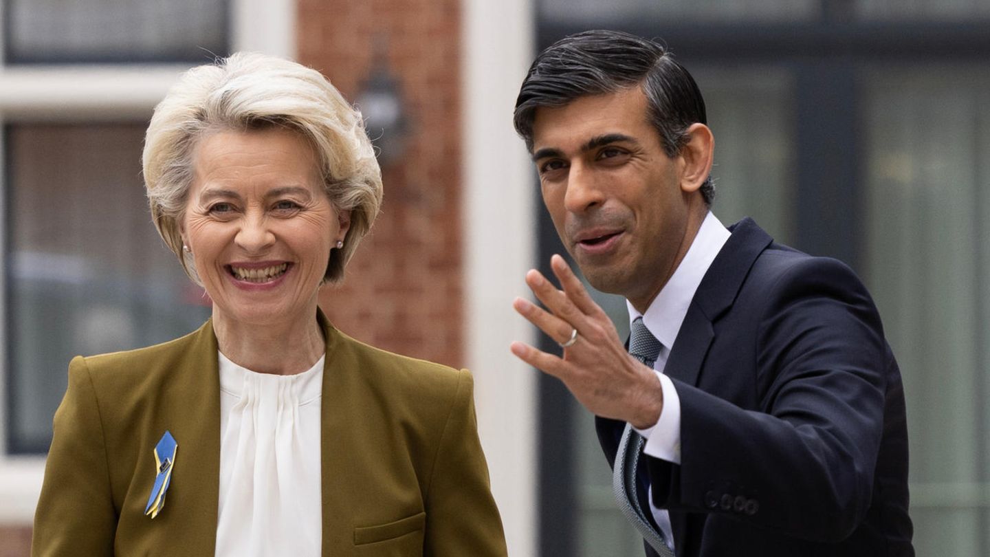Der britische Premierminister Rishi Sunak begrüßt EU-Präsidentin Ursula Von Der Leyen vor dem Fairmont Hotel in Windsor