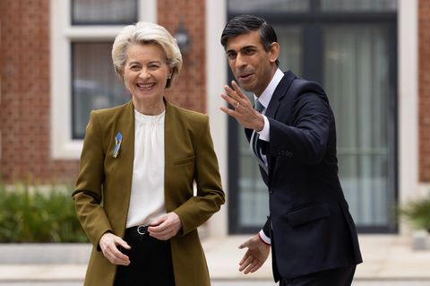 Der britische Premierminister Rishi Sunak begrüßt EU-Präsidentin Ursula Von Der Leyen vor dem Fairmont Hotel in Windsor