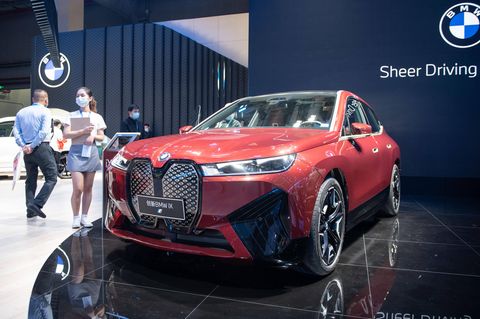 Ein BMW iX auf einer Messe