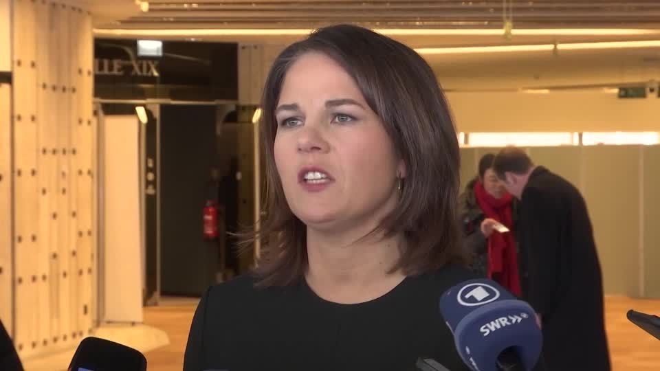 Video: "Absolut verantwortungslos" - Baerbock appelliert an Putin