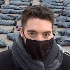 Reporter vor sich bewegenden Leichensäcken: Warum Sie diesem Fake nicht glauben dürfen