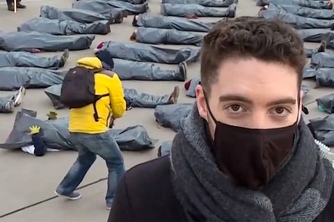 Reporter vor sich bewegenden Leichensäcken: Warum Sie diesem Fake nicht glauben dürfen