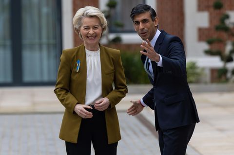 Die Erleichterung ist sichtbar: EU-Präsidentin Ursula von der Leyen und der britische Premier Rishi Sunak nach abgeschlossenen Verhandlungen zum Nordirland-Protokoll in Windsor nahe London am 27.2.2023.