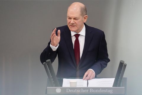 Olaf Scholz steht am Rednerpult des Deutschen Bundestages und gestikuliert mit rechts