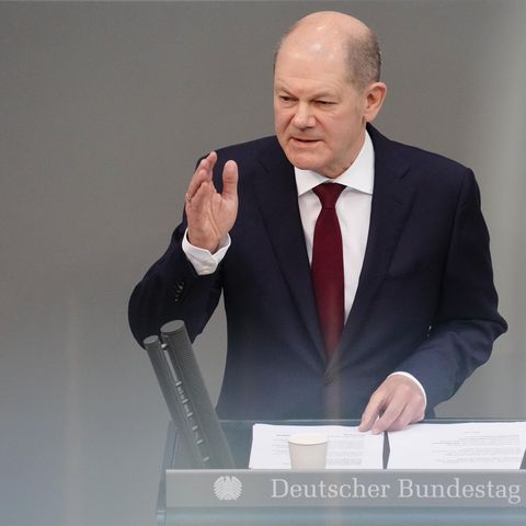 Olaf Scholz steht am Rednerpult des Deutschen Bundestages und gestikuliert mit rechts
