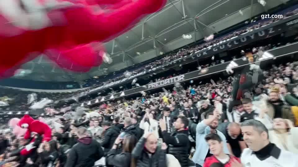 Video: Es regnet Teddybären im türkischen Stadion