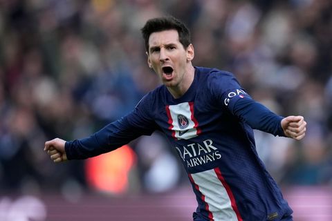Lionel Messi jubelt mit abgespreizten Armen im blau-roten Trikot von Paris Saint Germain