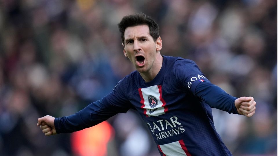 Lionel Messi jubelt mit abgespreizten Armen im blau-roten Trikot von Paris Saint Germain