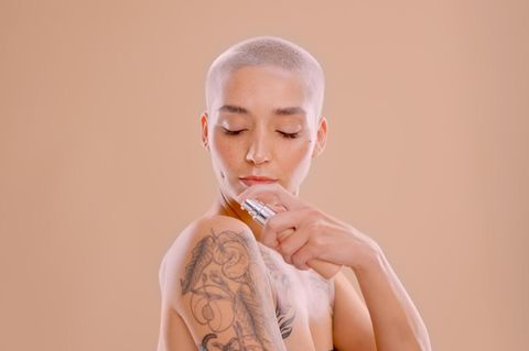 Person testet Pheromon Parfum auf der Haut
