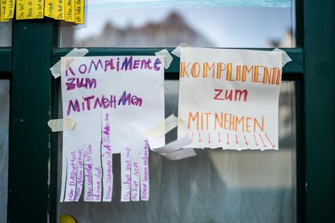 Zettel auf denen "Komplimente zum Mitnehmen" für Passanten stehen