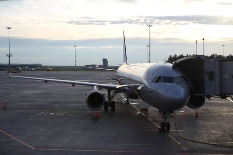 Sankt Petersburg, Russland: Ein Flugzeug am Flughafen Pulkawo 