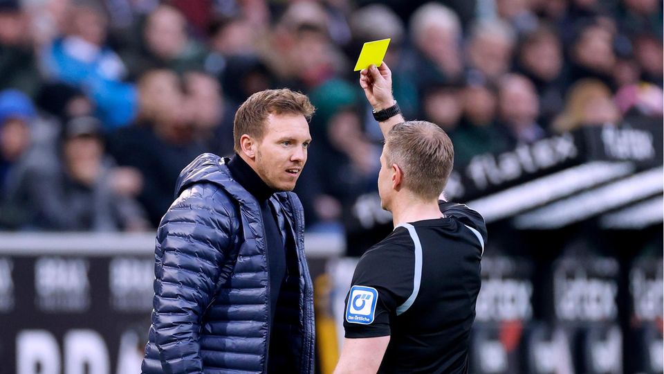 In der Kritik wegen verbaler Entgleisungen wie beim Spiel gegen Mönchengladbach – dafür bekam der Bayern Trainer die gelbe Karte.