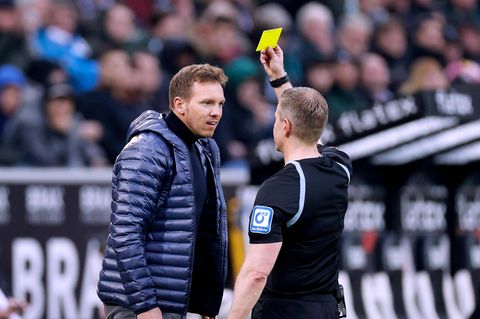 In der Kritik wegen verbaler Entgleisungen wie beim Spiel gegen Mönchengladbach – dafür bekam der Bayern Trainer die gelbe Karte.