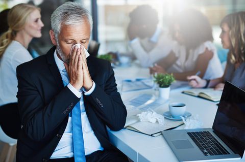 Erkältungswelle: Ein Mann ist krank zur Arbeit gekommen