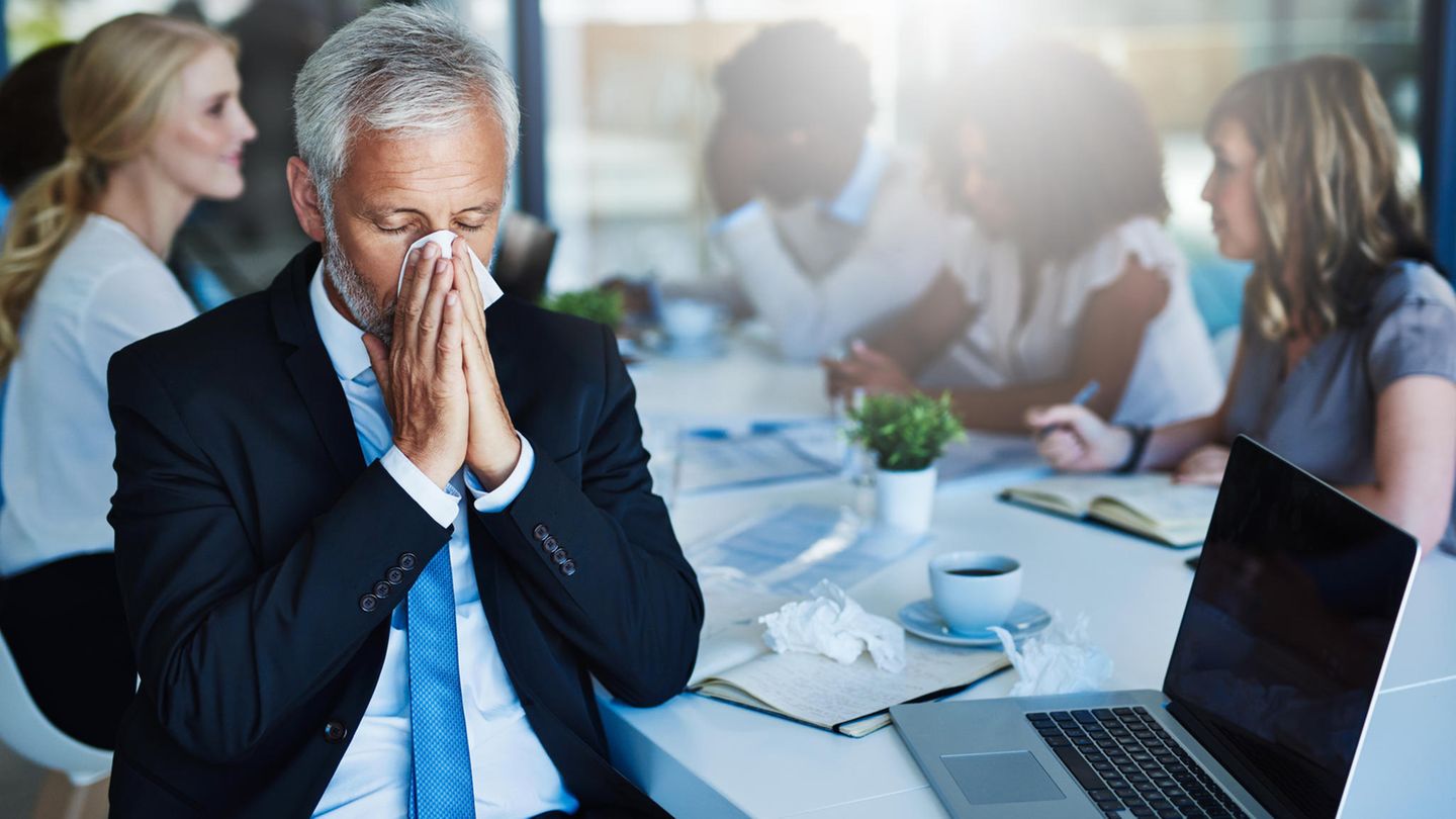 Erkältungswelle: Ein Mann ist krank zur Arbeit gekommen