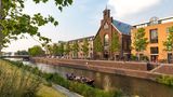 Im aufstrebenden Amsterdamer Stadtteil Noord wurde die ehemalige St.-Rita-Kirche in ein modernes Hotel umgebaut.