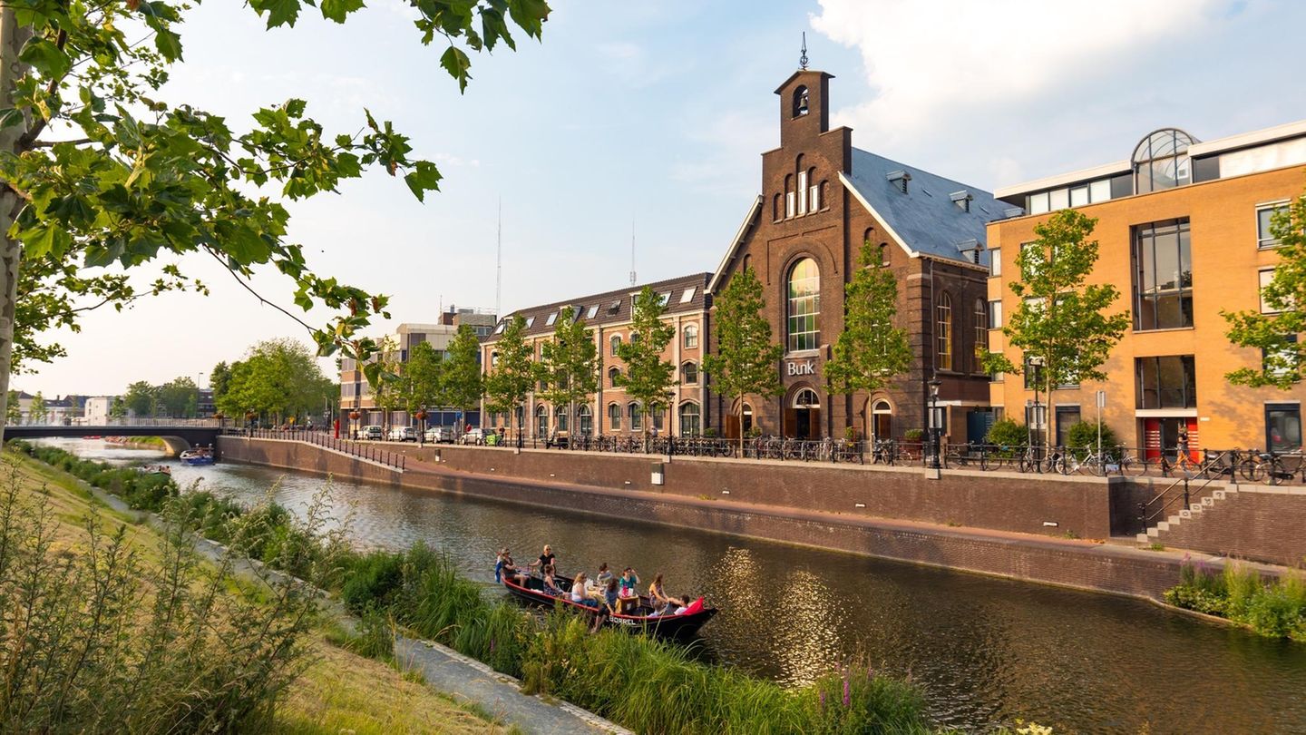 Urlaub mal anders: Für das Designhotel in Utrecht wurde eine alte Kirche umgebaut. Im aufstrebenden Amsterdamer Stadtteil Noord wurde die ehemalige St.-Rita-Kirche in ein modernes Hotel umgebaut.