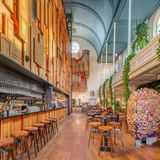 Nicht nur von außen hat sich das ehemalige Gotteshaus durch den Umbau erheblich verändert – auch die Innenräume erinnern vielmehr an ein urbanes Quartier, als an eine Kirche. 