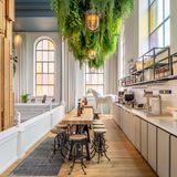 In dem großen Gemeinschaftsraum treffen sich regelmäßig Designer, Künstler und Musiker aus aller Welt, um gemeinsam kreativ zu arbeiten, sich auszutauschen...