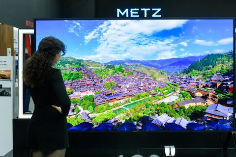 Besonders große Fernseher wie dieses 120-Zoll-Modell sind nach der neuen Richtlinie nicht mehr erlaubt