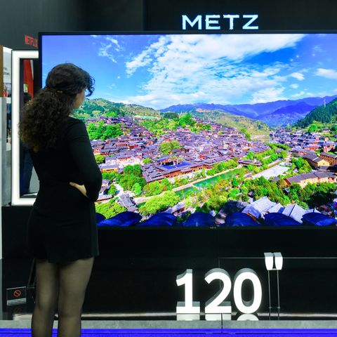 Besonders große Fernseher wie dieses 120-Zoll-Modell sind nach der neuen Richtlinie nicht mehr erlaubt