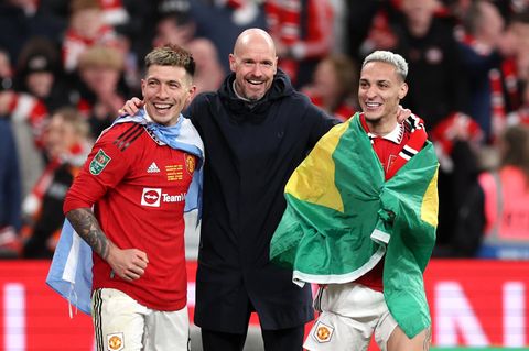 Erik ten Hag, Trainer von Manchester United feiert mit Lisandro Martinez und Antony den pGewinn des englischen Liga-Cups. 