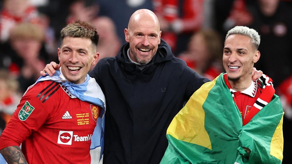 Erik ten Hag, Trainer von Manchester United feiert mit Lisandro Martinez und Antony den pGewinn des englischen Liga-Cups. 