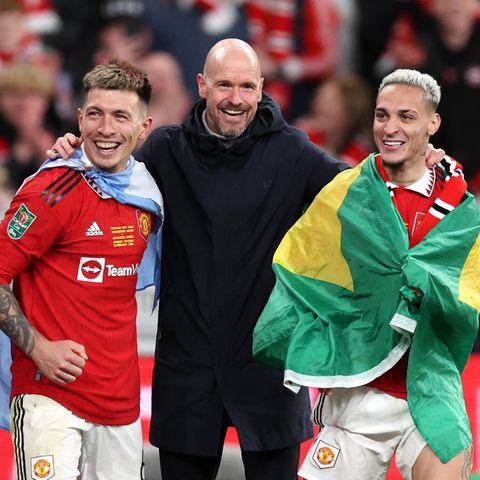 Erik ten Hag, Trainer von Manchester United feiert mit Lisandro Martinez und Antony den pGewinn des englischen Liga-Cups. 